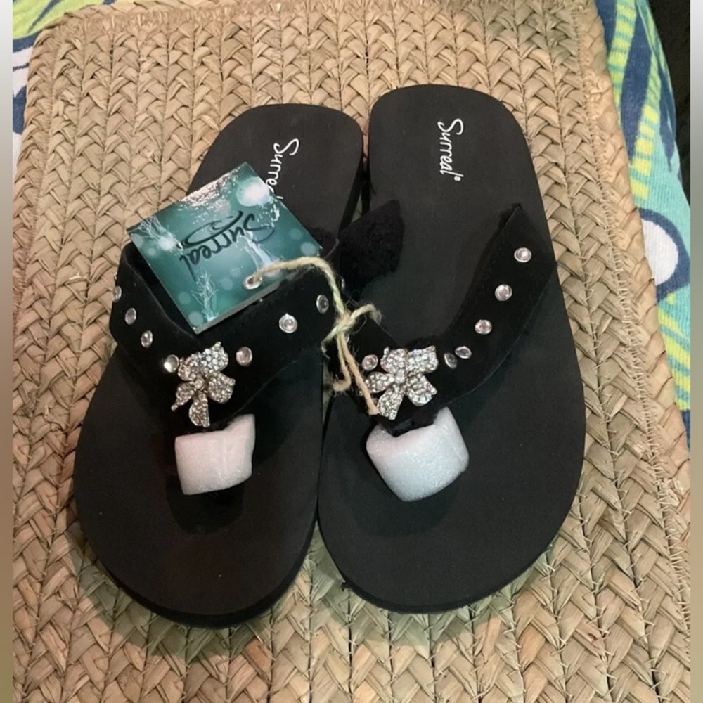 Cute comfortable black flip flops with rhinestone flower size 7,8,9 and 10